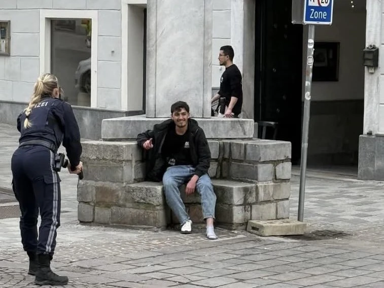 Sirijac nožem ubio tinejdžera u Austriji, izbo prolaznike – na snimci se smije!