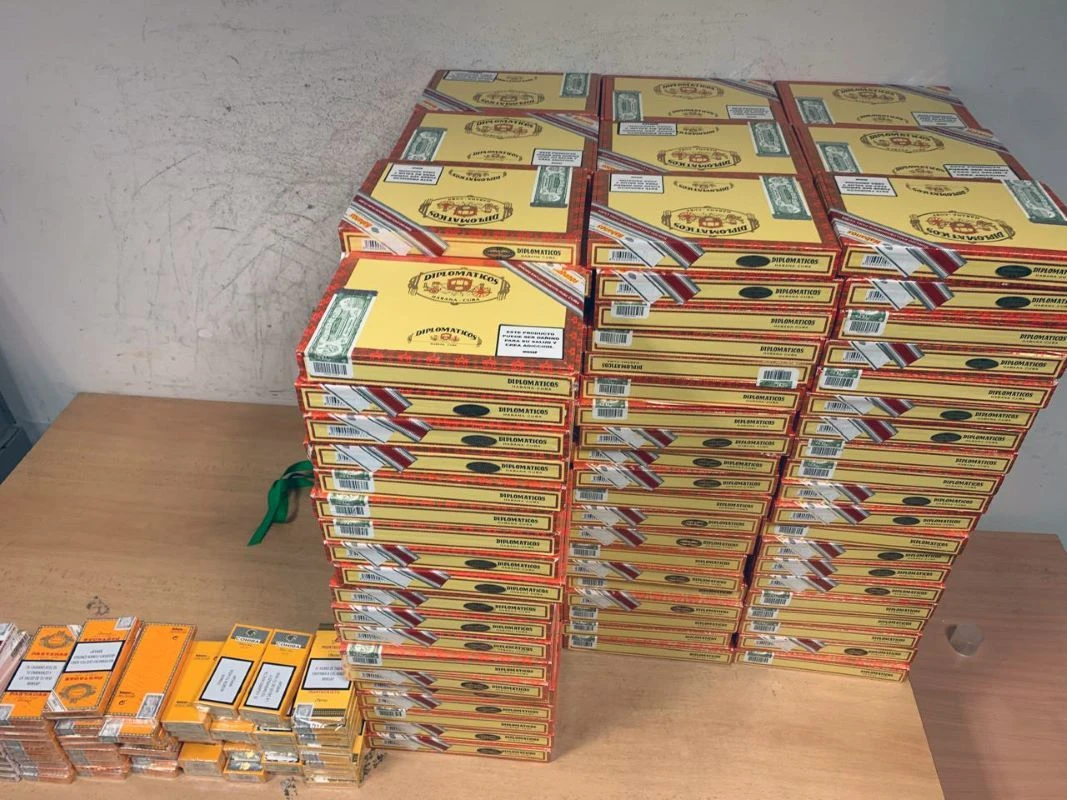 Zaplijenjene luksuzne cigarete i dijelovi oružja: Rukohvat, kundak, optički nišan za pušku...