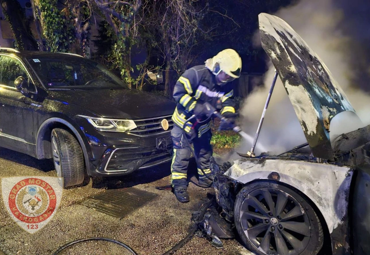 FOTO | Mostar: Gorio automobil 