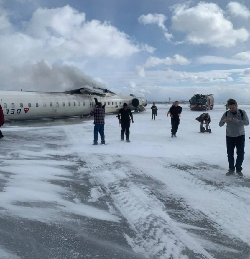 Avion se prevrnuo pri slijetanju u Torontu, osam ozlijeđenih