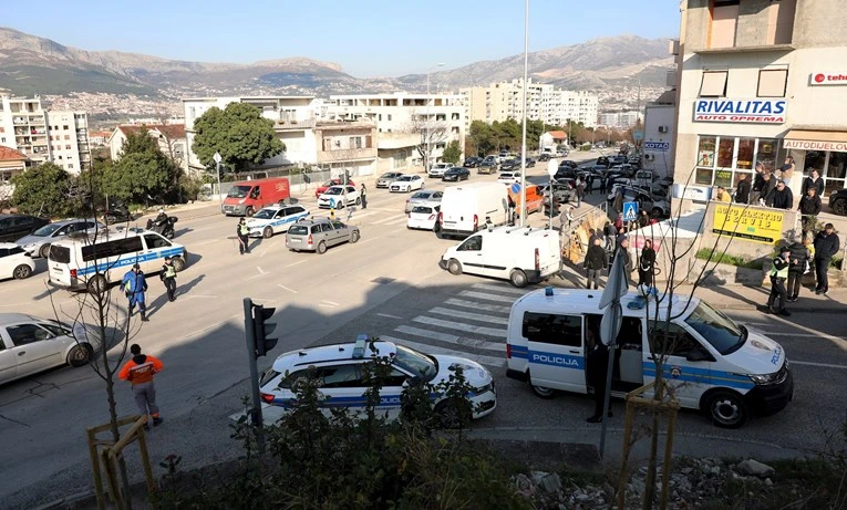 Kombi se sam pokrenuo i naletio na djecu