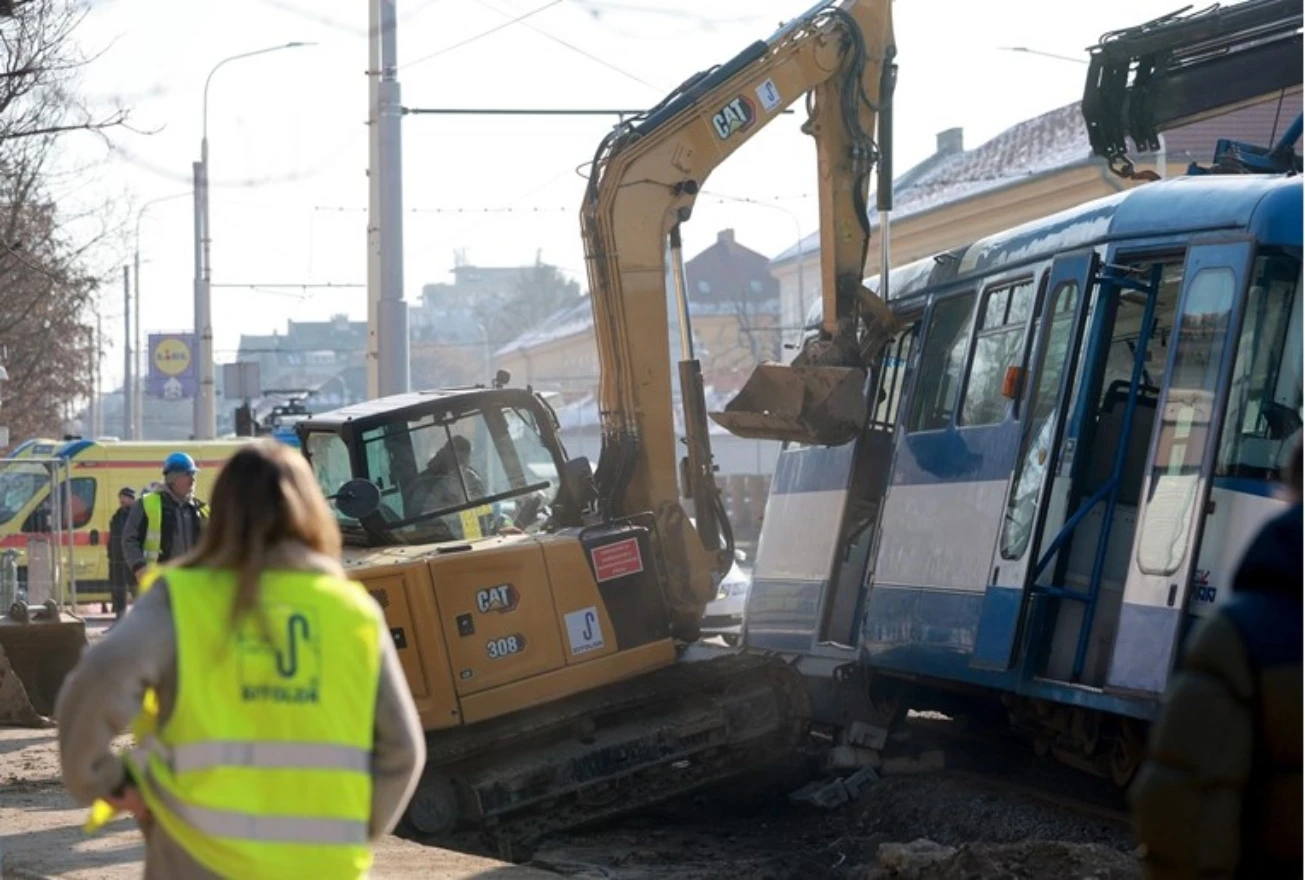 Bager udario u tramvaj: Putnici ostali zarobljeni, tramvaj visio na žici