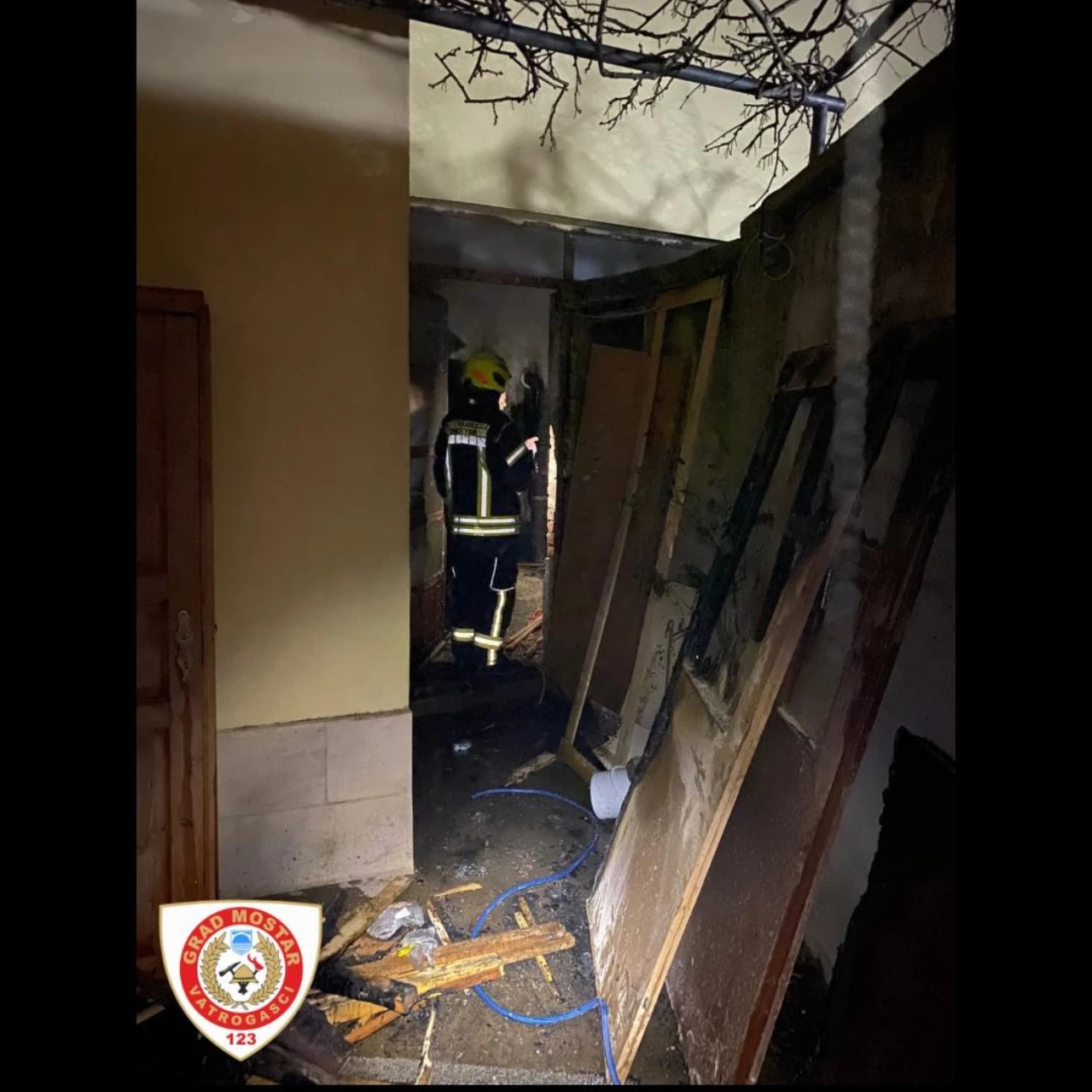 Nova intervencija mostarskih vatrogasaca: Gorjela stolarija 