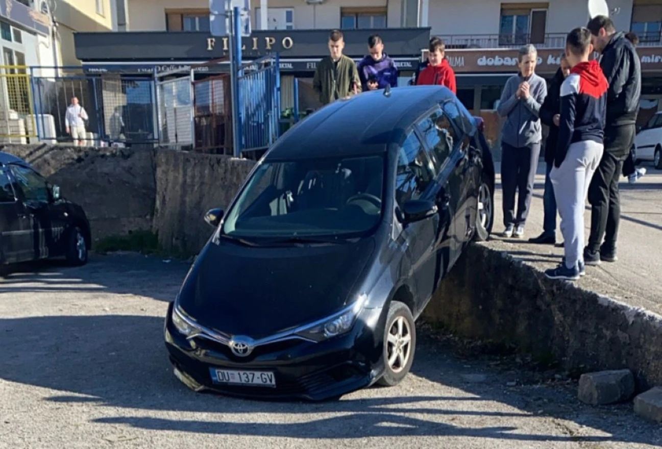 Automobil završio u školskom dvorištu