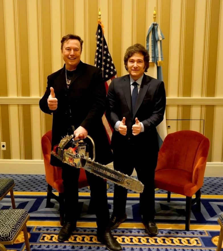 Argentinski predsjednik Milei poklonio Musku motornu pilu i poručio: ''Stigla je u DOGE''