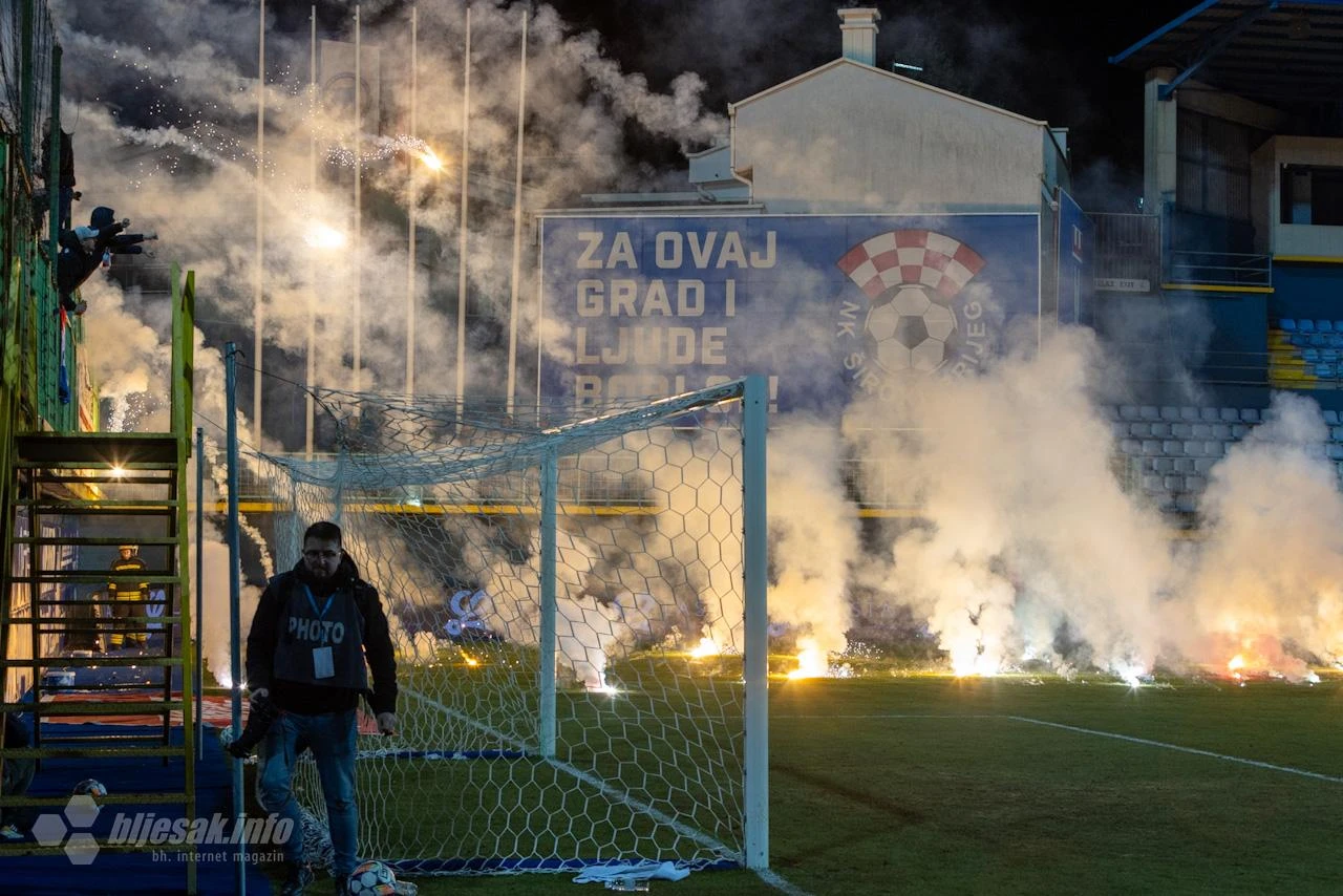 FOTO | Prekid na Pecari: Bakljada Ultrasa