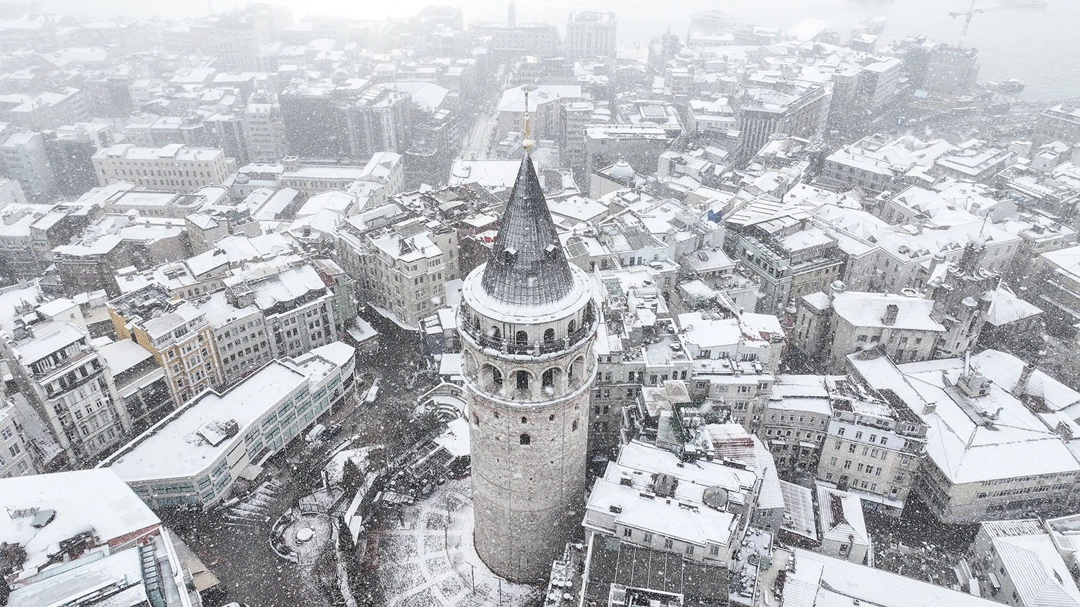 FOTO | Snježni prekrivač u Istanbulu: Zimska idila na dva kontinenta