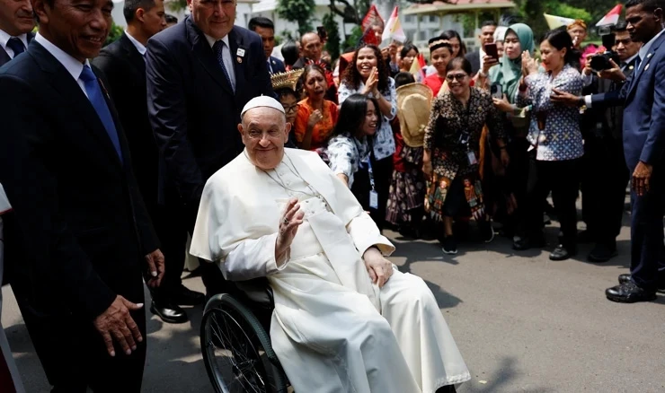 Vatikan: "Papa Franjo je budan i svjestan, ali prognoza je neizvjesna"