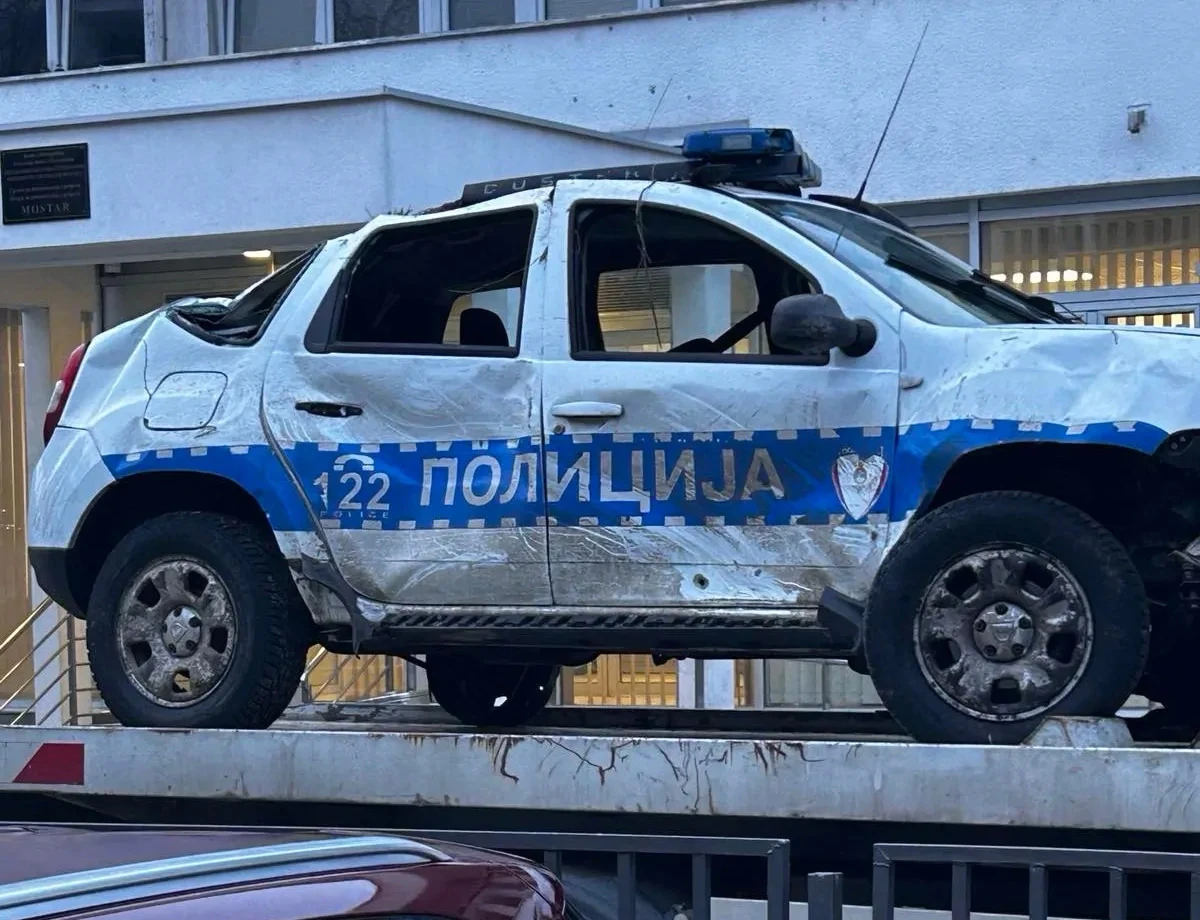 Pucao na policiju, oteo policijski automobil i sletio s ceste u Pologu