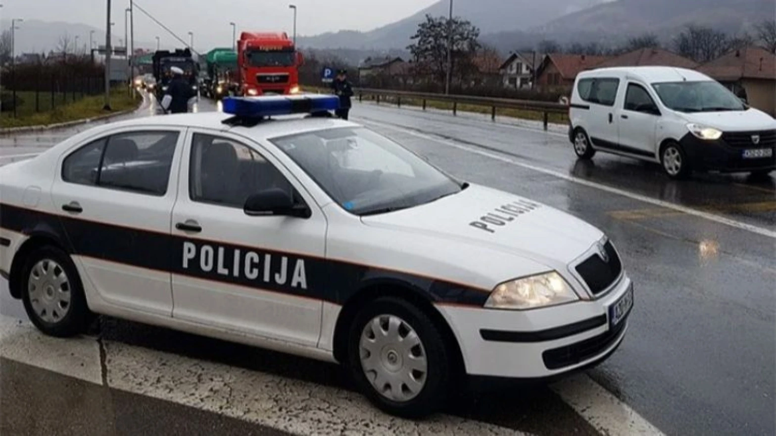 Policijska potjera za maloljetnim vozačem Mercedesa u Maglaju