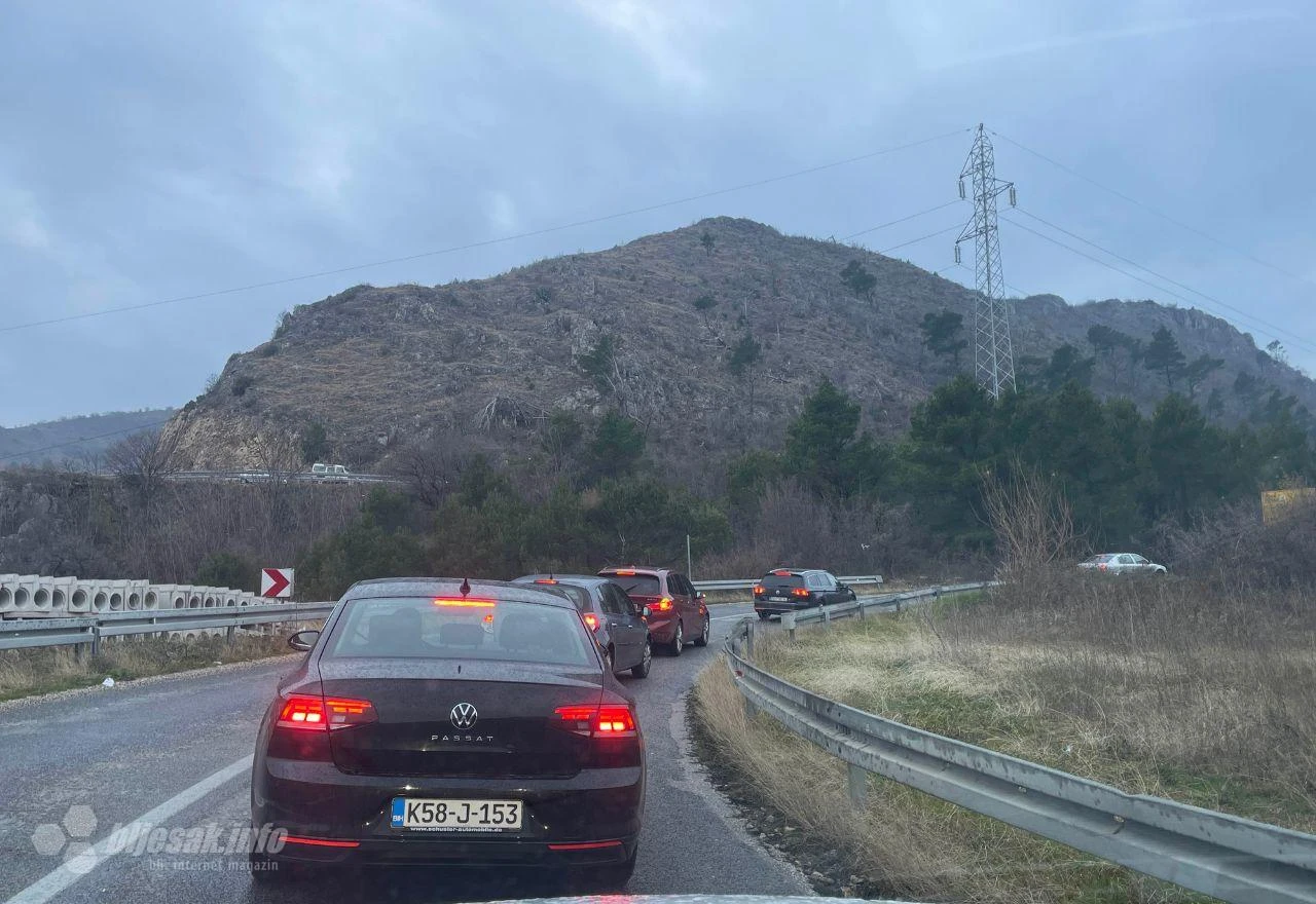 VIDEO | Mostar: Nesreća na cesti, policija regulira promet
