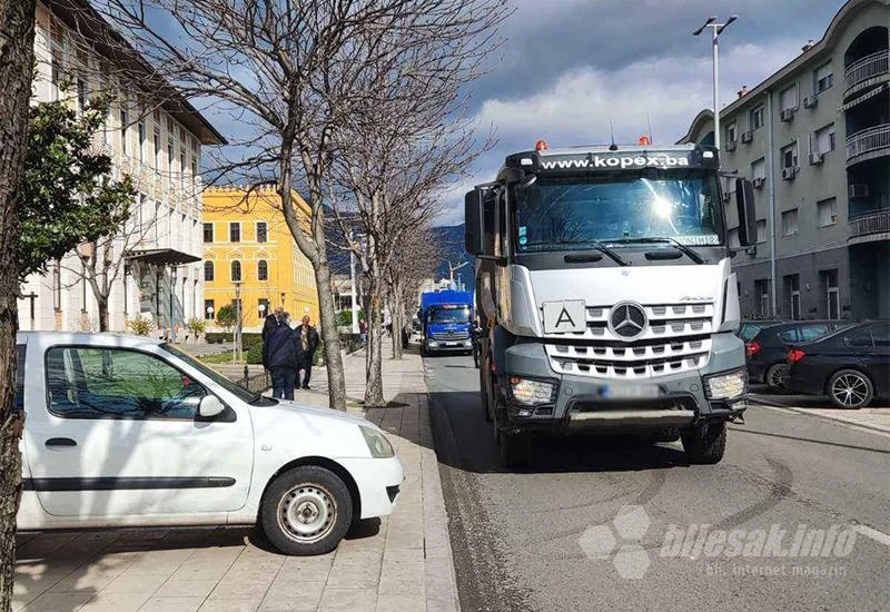 Automobil probio ogradu mostarske Vijećnice