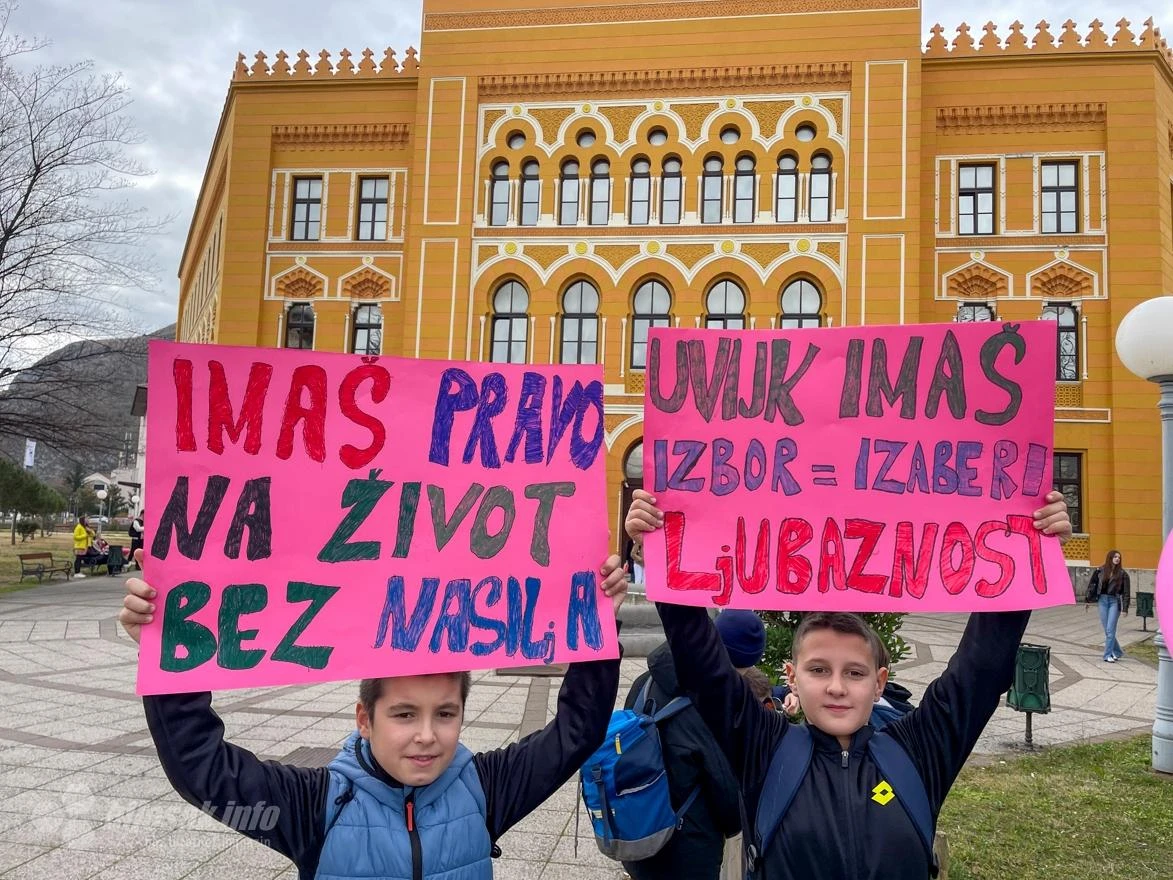 FOTO | Mostarski školarci jasno poručili: "Imaš pravo na život bez nasilja" 