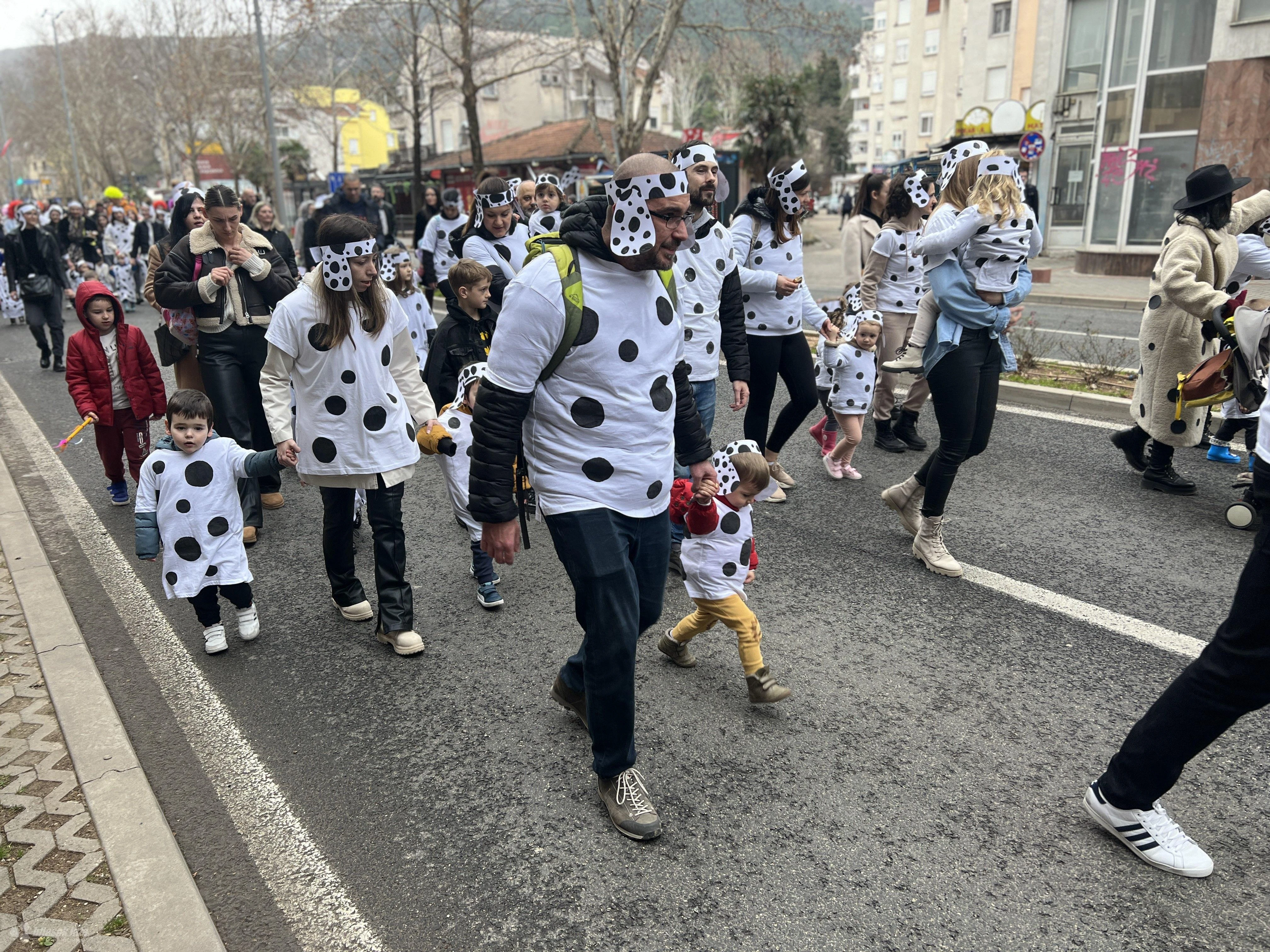 Mostarski karneval: Mažoretkinje i mališani donose veselje na ulice, prodružite se!