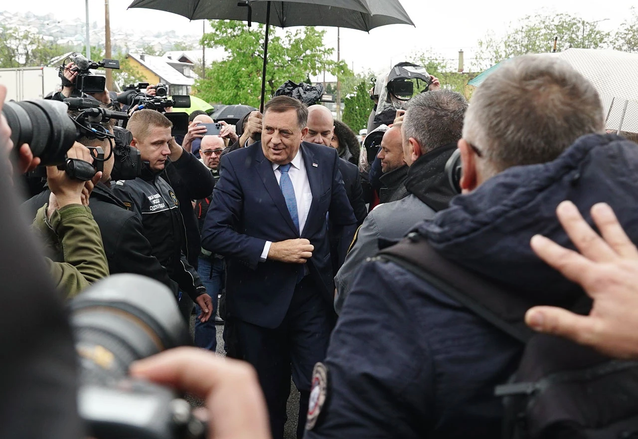 Milorad Dodik je kriv - Godina dana zatvora i šest godina zabrane djelovanja