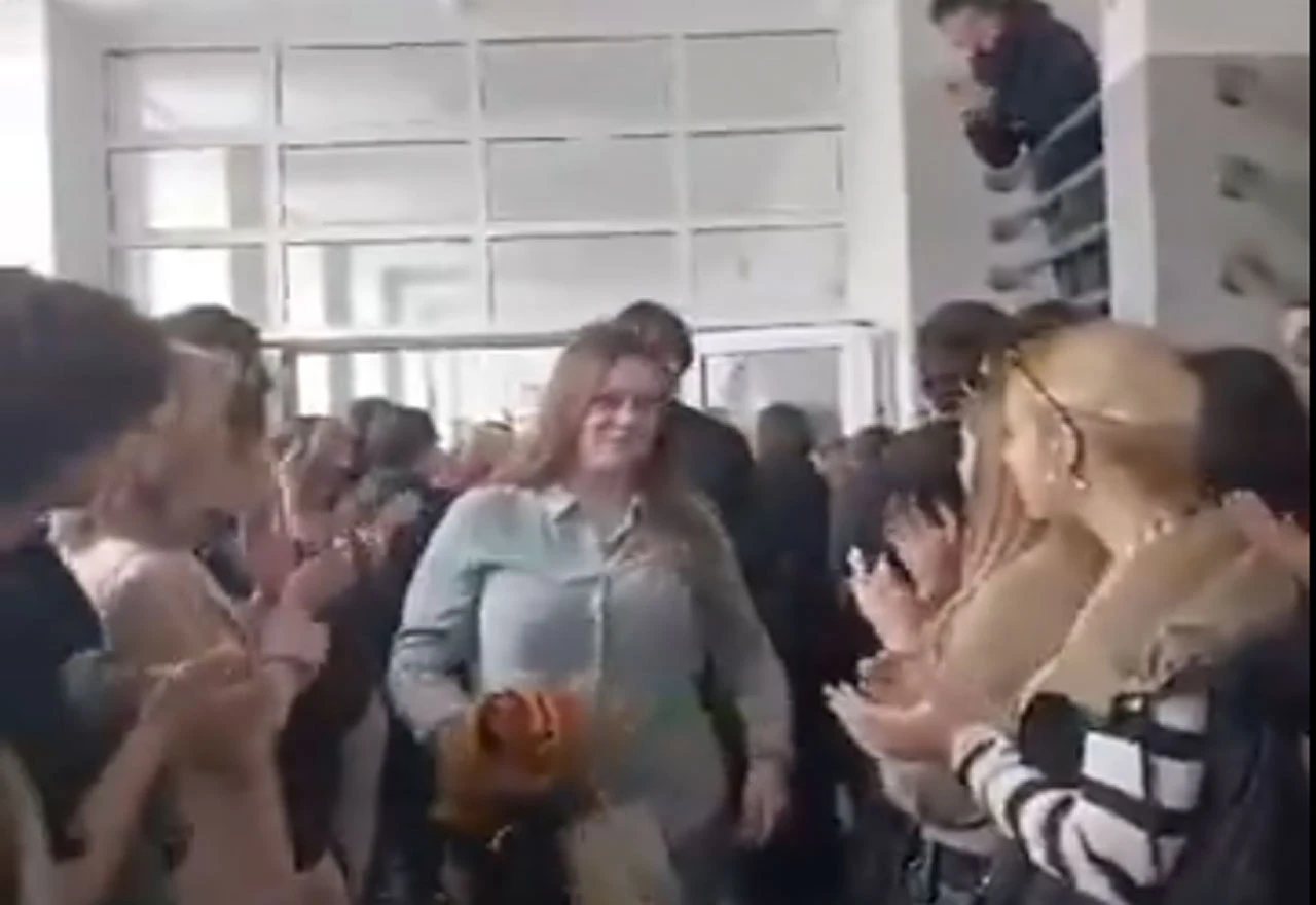 VIDEO | Nastavnici bojkotirali novu ravnateljicu, učenici ih ispratili ovacijama