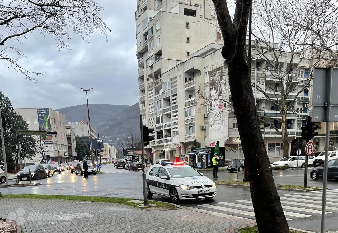 Kiša opet stvara probleme: Semafori kod Mostarke i dalje ne rade