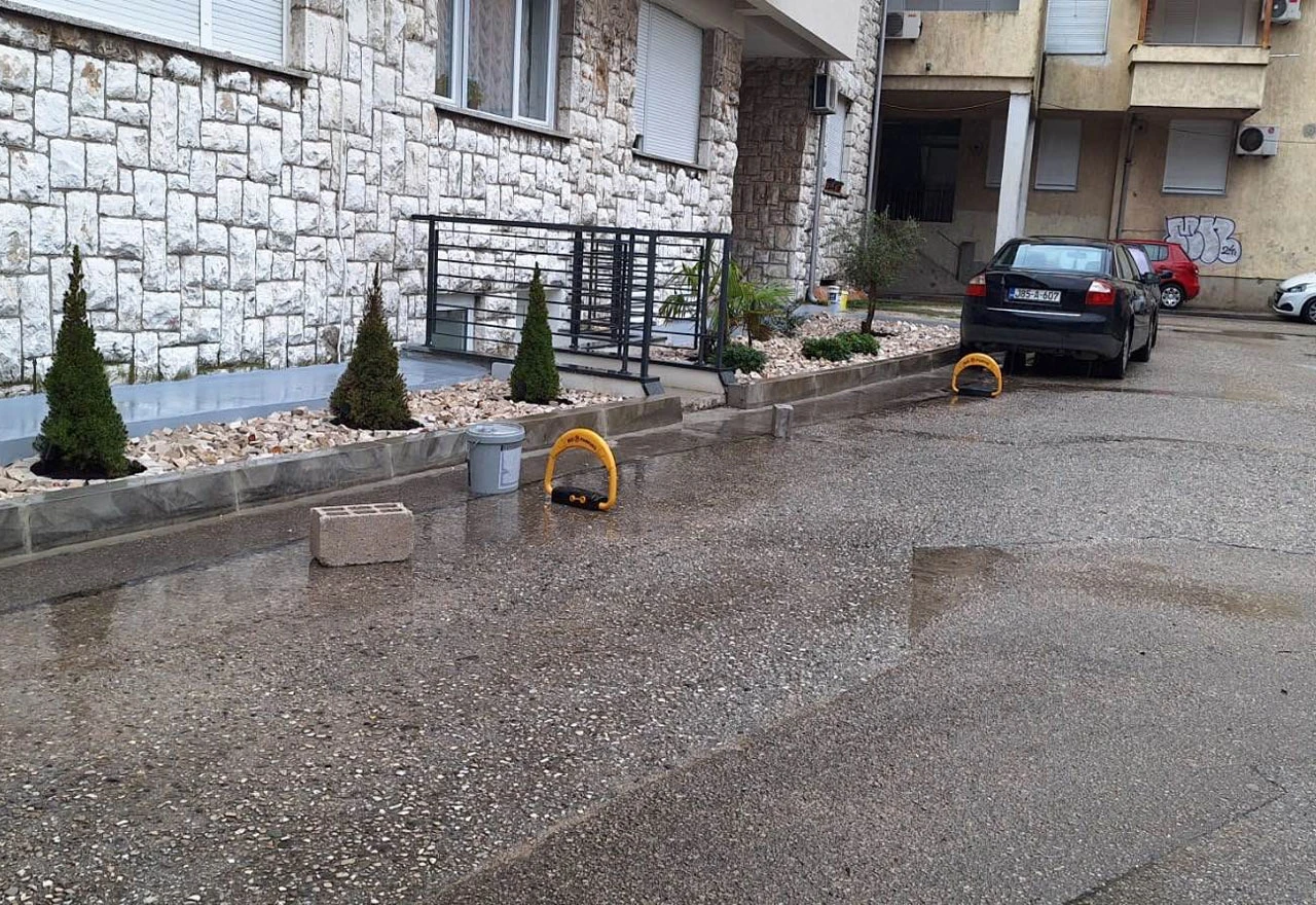 Parking u Donjoj mahali pretvoren u privatni posjed, susjedi ogorčeni