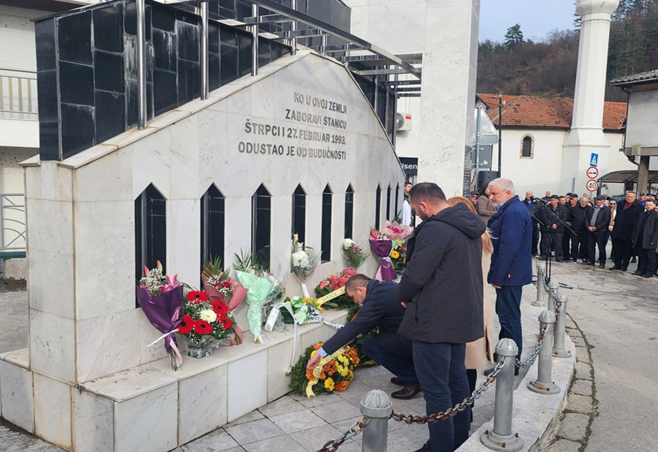 FOTO | Komemoracija u Prijepolju: Sjećanje na žrtve otmice iz vlaka u Štrpcima