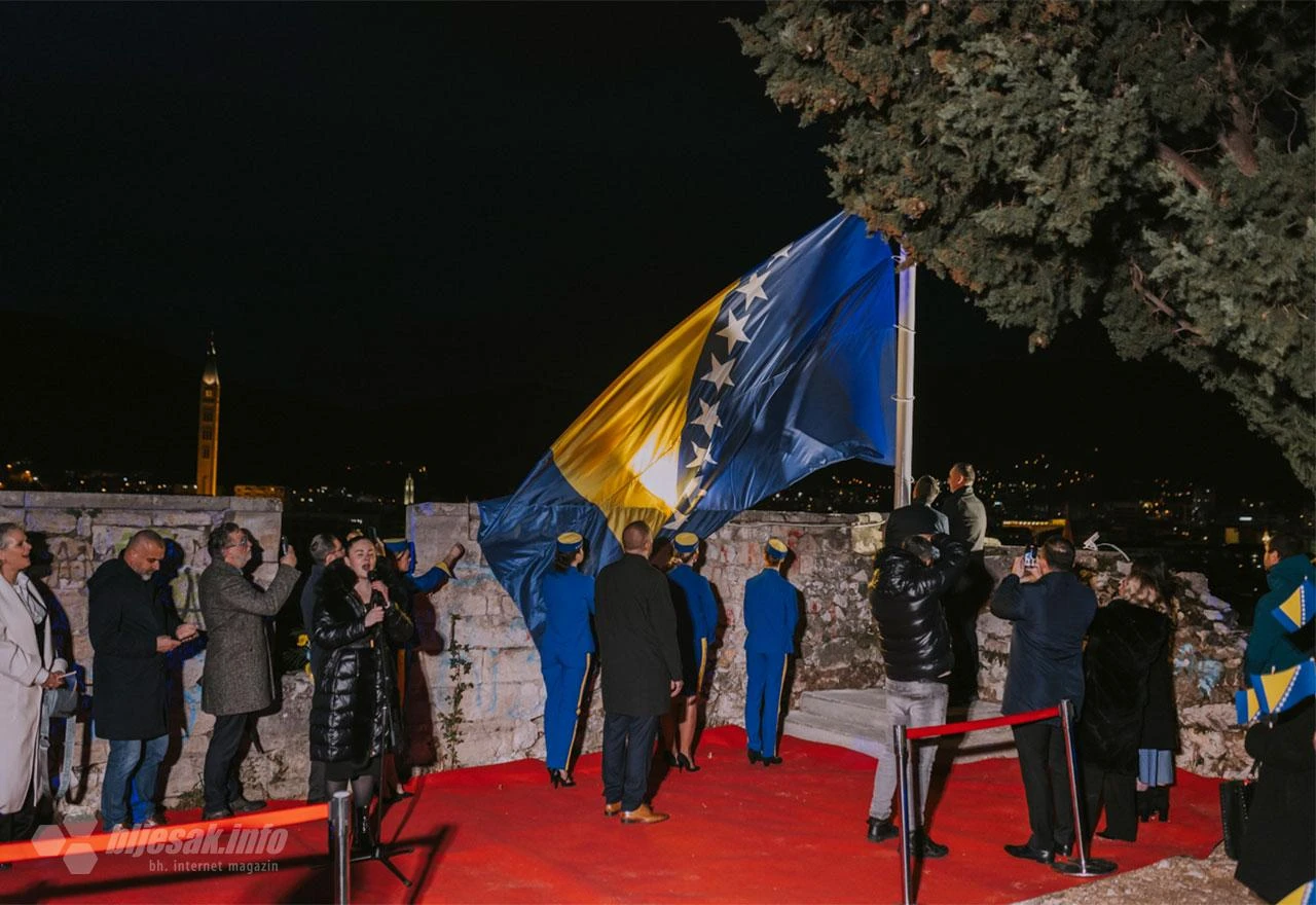 FOTO | Mostar spektakularno dočekao ramazan: Vatromet i podizanje zastave na Konaku