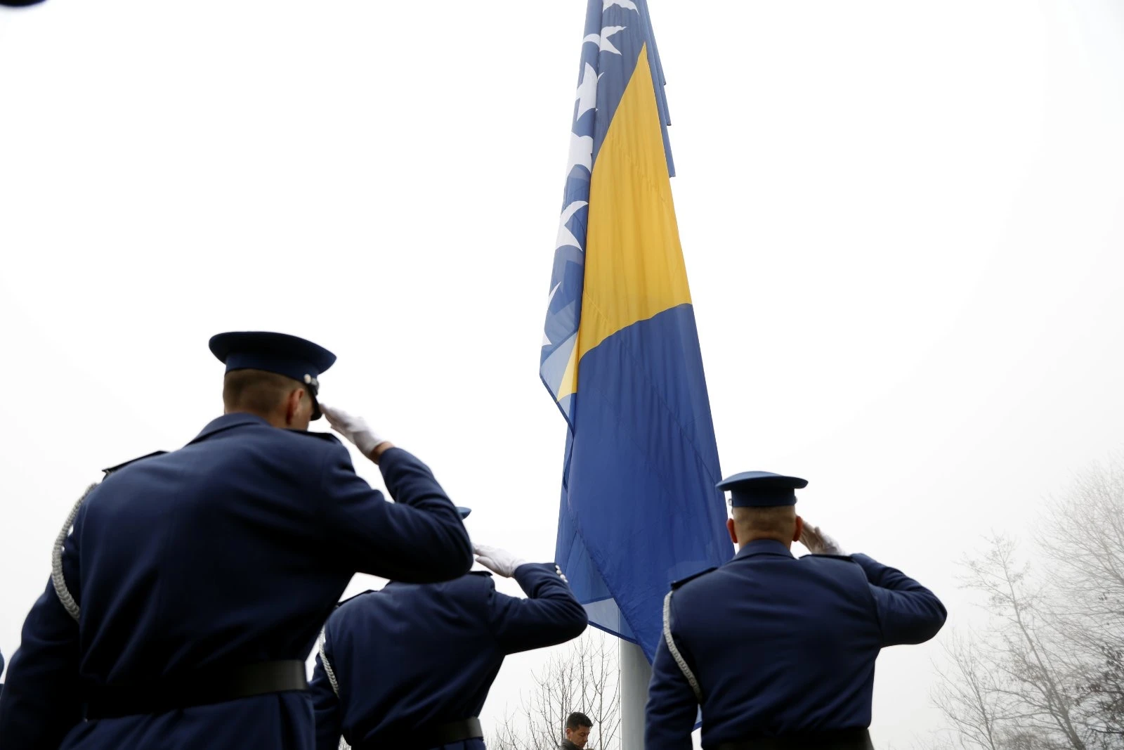 Podignuta zastava Bosne i Hercegovine na brdu Hum povodom Dana neovisnosti