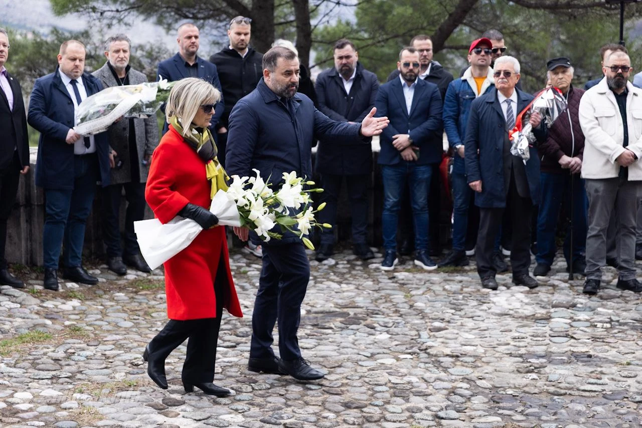 FOTO | Dan neovisnosti: Cvijeće na Partizanskom spomen groblju
