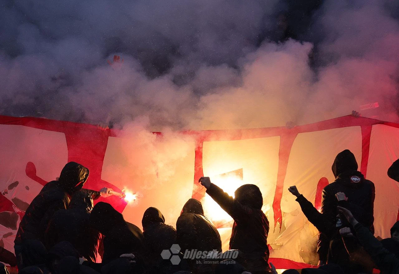 FOTO I VIDEO | Ultrasi zapalili transparente oduzete od Red Armyja