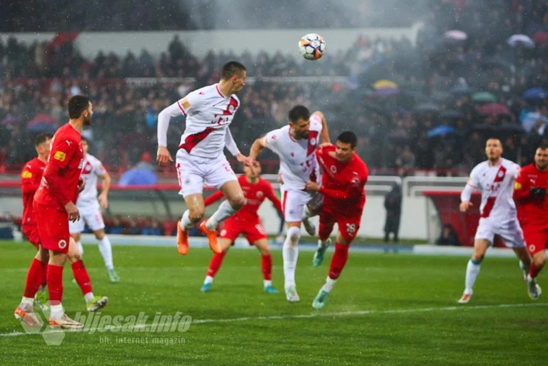 Derbi triput prekidan, Bilbija pogodio vratnicu