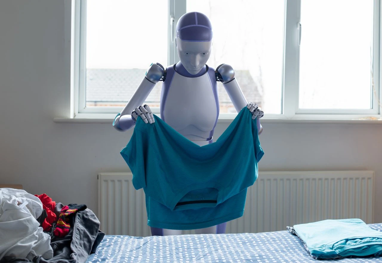 Slaganje rublja, oblačenje čarapa - evo kako AI robot pomaže starijim ljudima