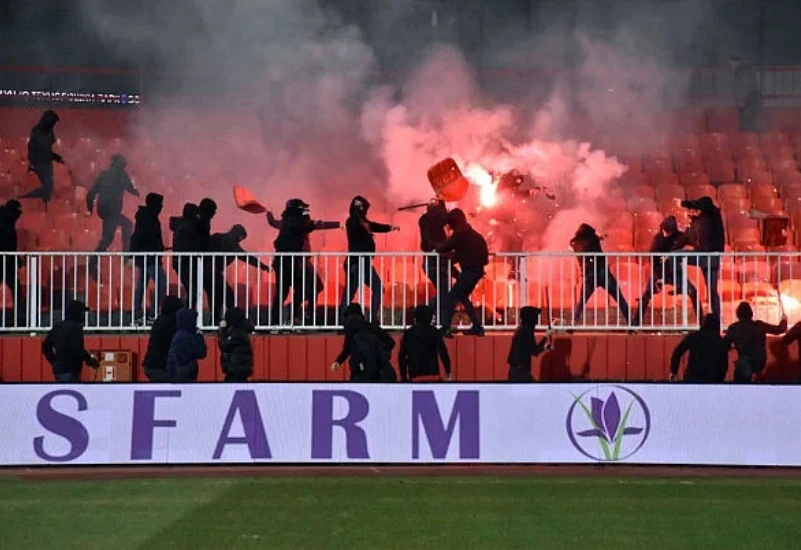 VIDEO | Tučnjava na tribinama, letjele baklje, teško ozlijeđen navijač