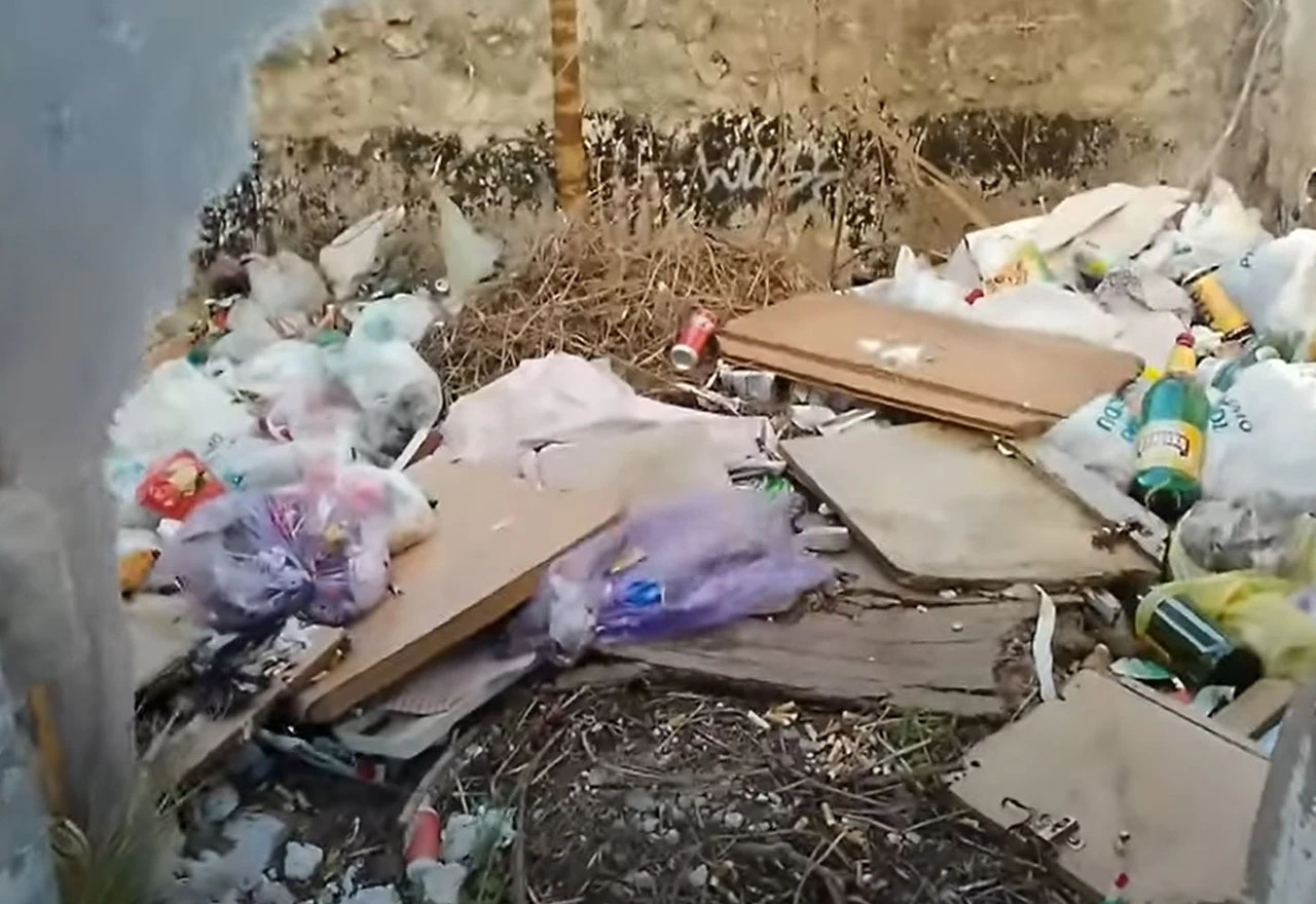 VIDEO | Mostar: Smeće i mini-deponije na platou ispod Starog mosta