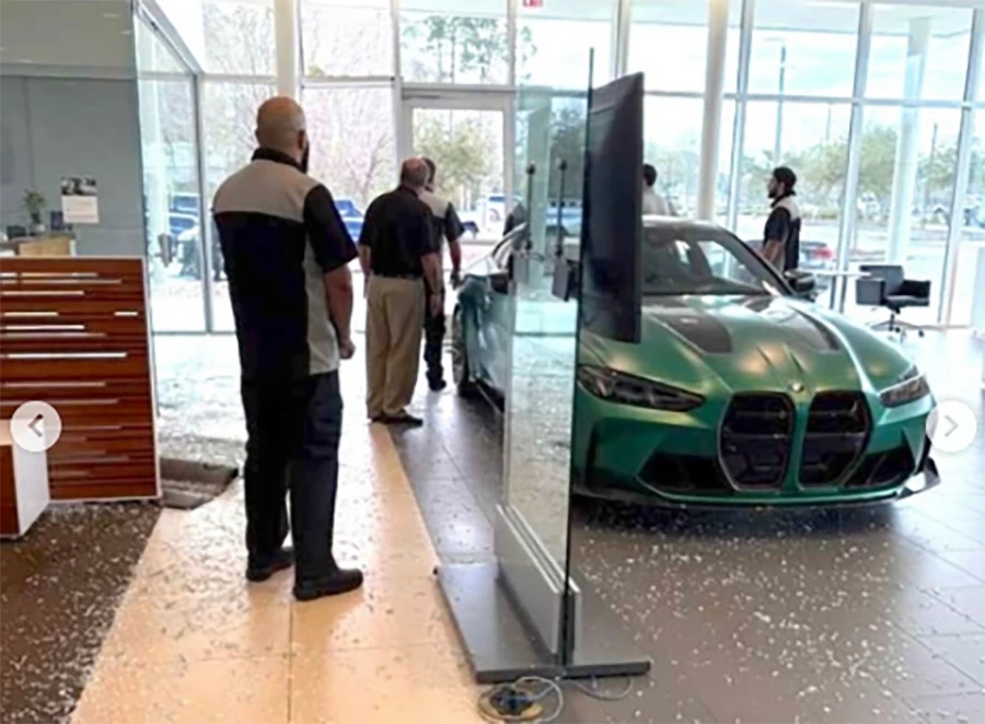 Kad kredit ne prođe: BMW fan uletio autom u salon!