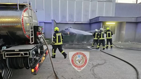Požar velike količine otpada u krugu SKB Mostar
