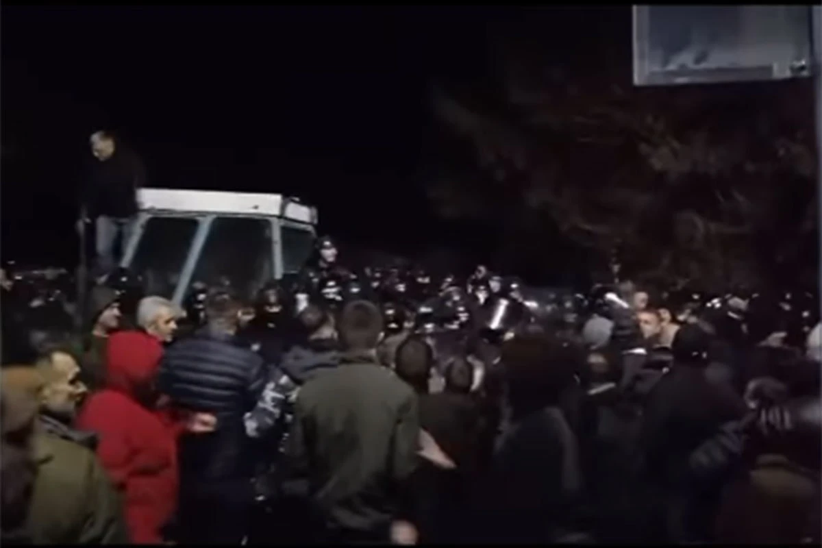 Sukob na sastanku SNS-a u selu Miločaj: Letjela jaja, petarde i kamenice