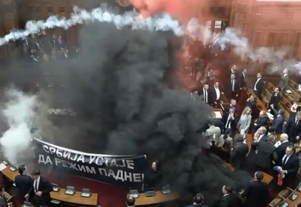 VIDEO | Gori sve! U Skupštini Srbije dimne bombe i bengalke
