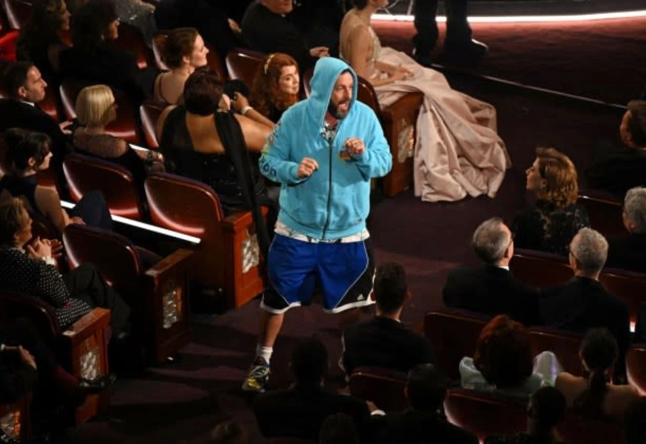 VIDEO: Adam Sandler obukao "ono što mu je bilo pri ruci" – i postao glavna tema Oscara