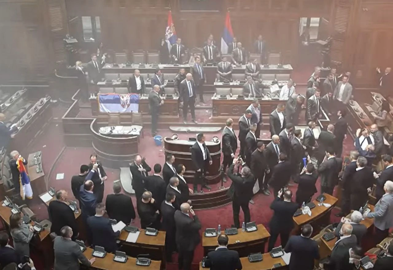 FOTO | Opozicija aktivirala protupožarni aparat