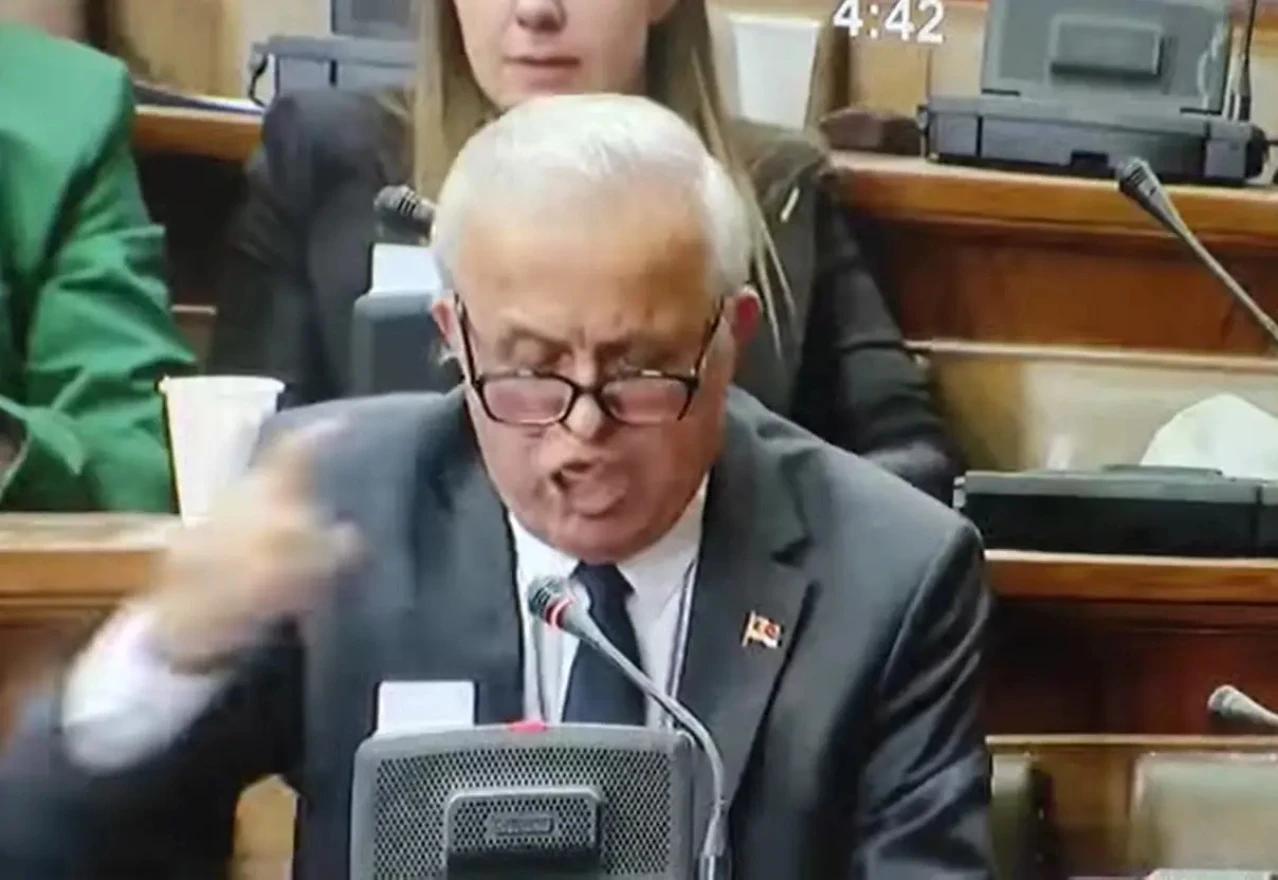 VIDEO: Tijekom govora zastupniku ispala zubna proteza