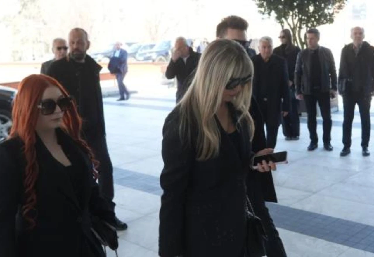Shrvana udovica Saše Popovića stigla na komemoraciju s djecom