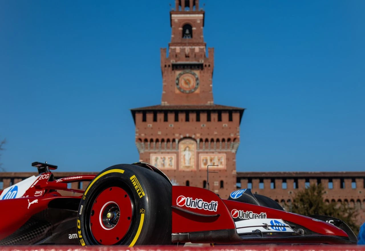 Ferrari predstavio bolid F1 u Milanu: Leclerc i Hamilton oduševili publiku