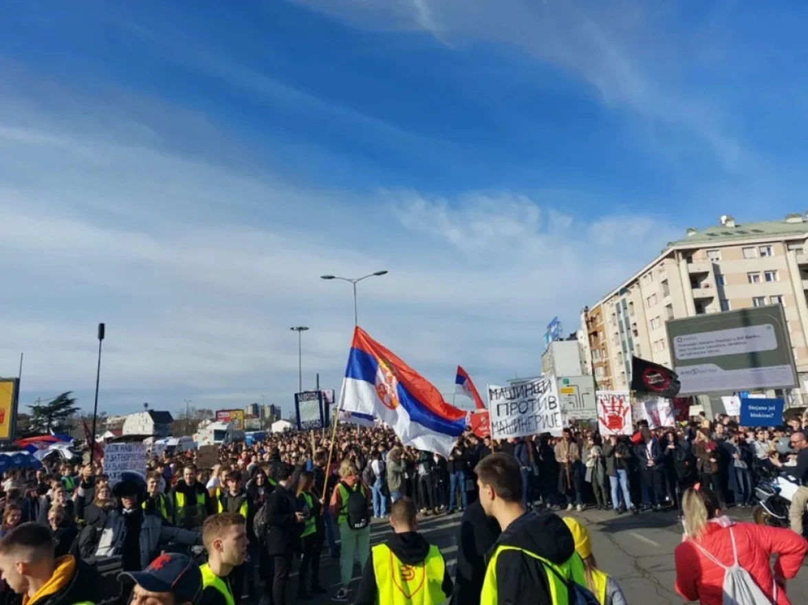 "Odjeknula je tišina": Prosvjed ispred RTS-a zbog uvreda Vučića