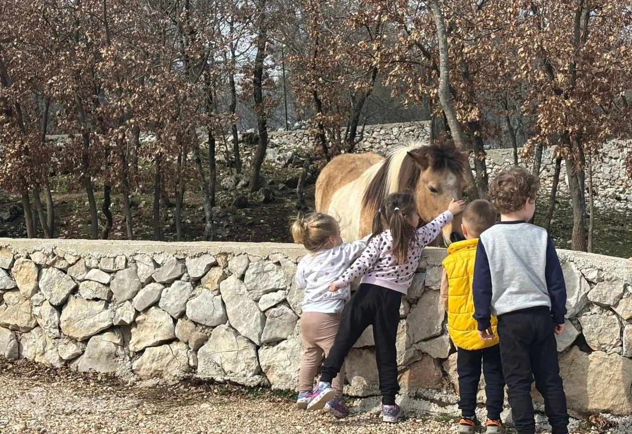 FOTO | Sunčan dan izmamio obitelji u park na Gorancima