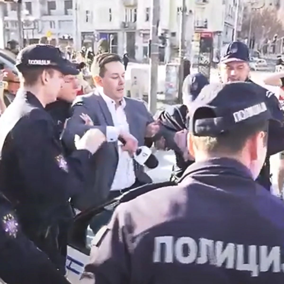 VIDEO | Policija uhitila popularnog novinara Nemanju Šarovića