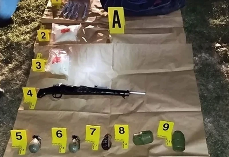 Uhićenje u Gacku: Pronađena droga, puška, bombe...