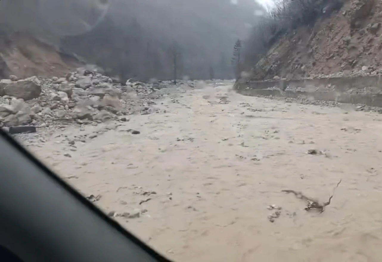 Rijeka teče cestom: Iz Civilne zaštite za Bljesak potvrdili da je stanje očekivano 