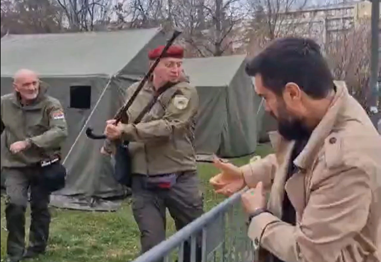 VIDEO | Veteran Crvenih beretki štapom udario mladića