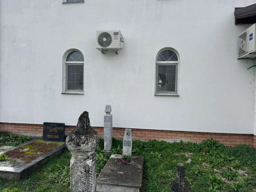 Kozarska Dubica: Polupana dva prozora na džamiji, IZ poziva na mir i zaštitu vjerskih objekat