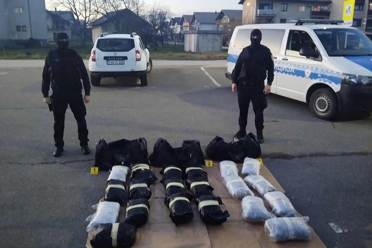 Pretresi na više lokacija: Droga pronađena u automobilu