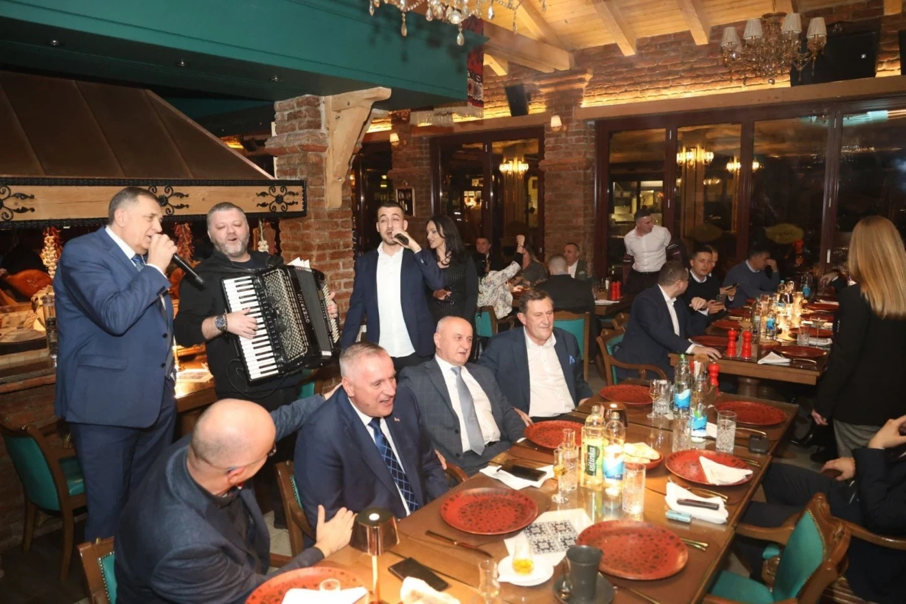 Dodik zapjevao uoči sutrašnje sjednice NSRS-a