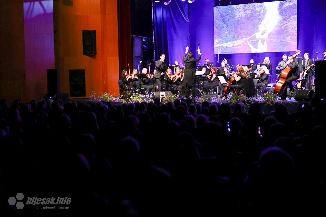 Humanitarni koncert za onkološke pacijente: Mostarci pjevali najljepše pjesme Kemala Montena